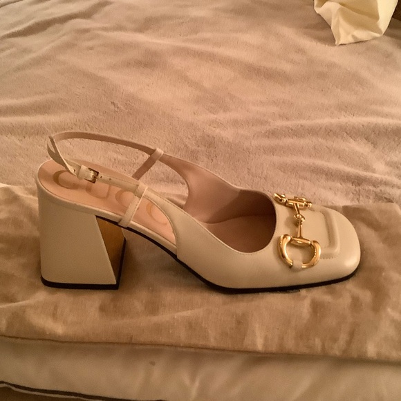 Gucci Cream Flats with Gold Detailing - Picture 10 of 11